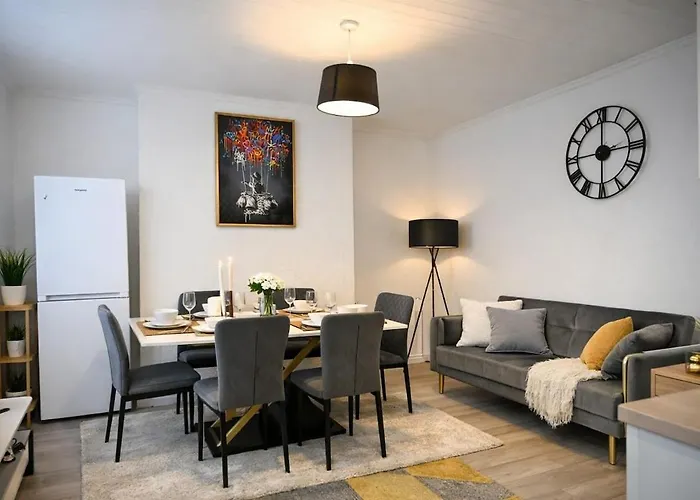 4bdr Contractor Hub - Sleeps 7 - Free On Street Parking Apartament *