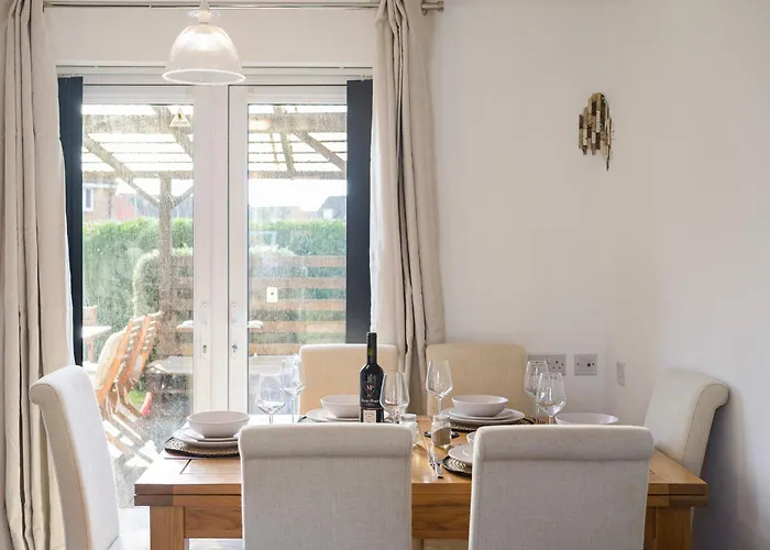 Spacious 3 Bed - Parking, Wi-fi & Garden * Manchester