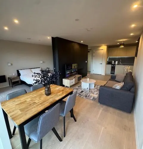 2bed With Balcony & Views Centre *