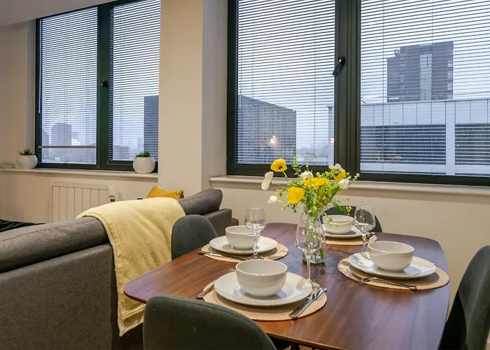 Modern 2-bed, 2-bath Near Old Trafford, Free Parking, Ideal For Contractors And Long Mánchester