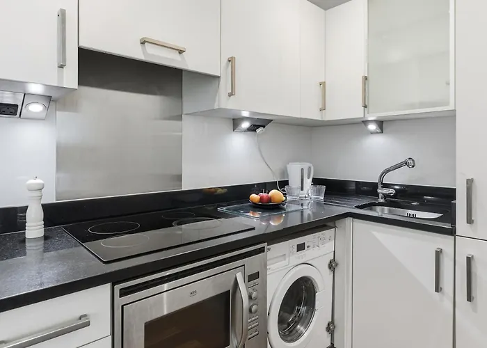 Centre 1b With Free Private Parking & Balcony *