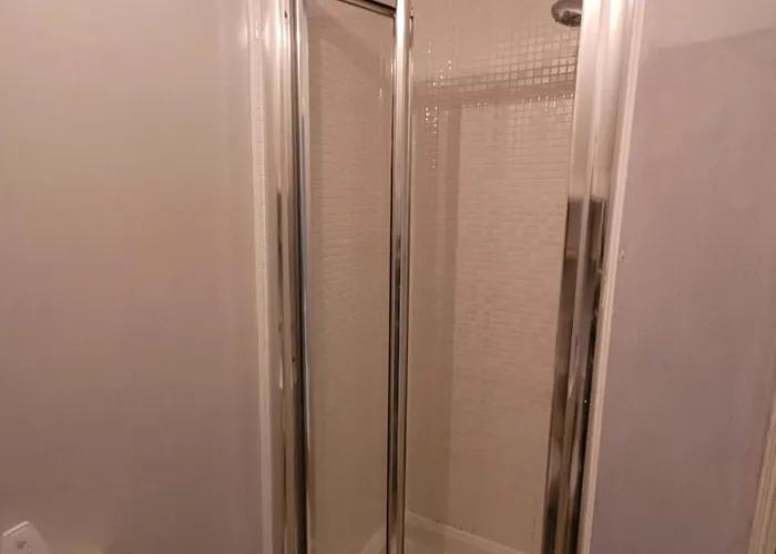 2-bed Sleeps 4 On-site Parking Manchester