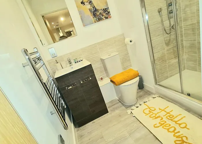 Luxury 2 Bed Apartment, Kingsize Beds, 2 Bathrooms *