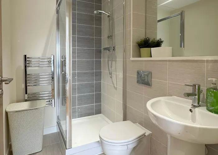 Modern 2-bed Living With Private Balcony * Манчестер