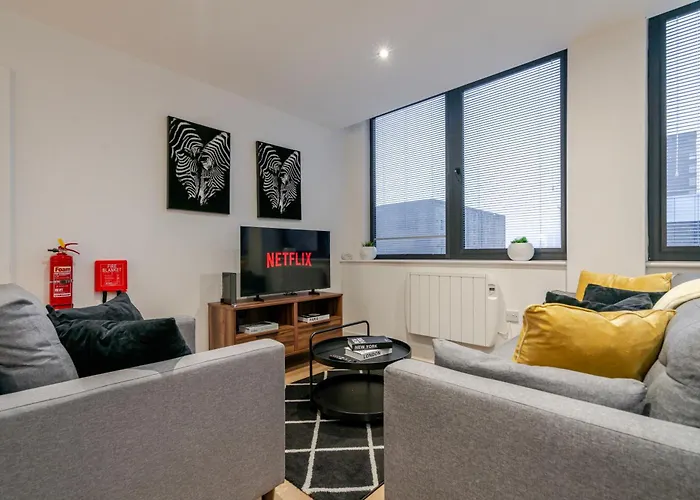 Apartamento Modern 2-bed, 2-bath Near Old Trafford, Free Parking, Ideal For Contractors And Long Mánchester