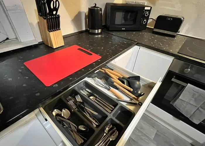 Cosy One-bedroom Ground Floor Flat In Eccles, Apartmán