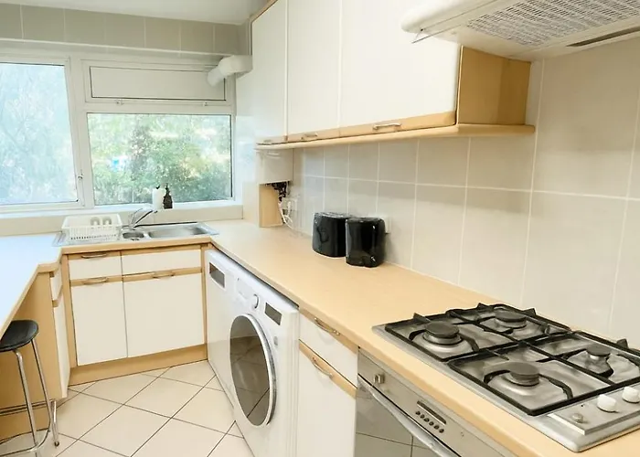 Cosy 2-bed Flat In The Heart Of Prestwich Village