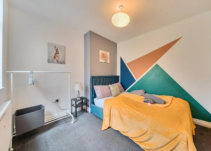 Гостевой дом Six Bedroom Group Near Mediacityuk With Garden And Lockbox Check In 3*