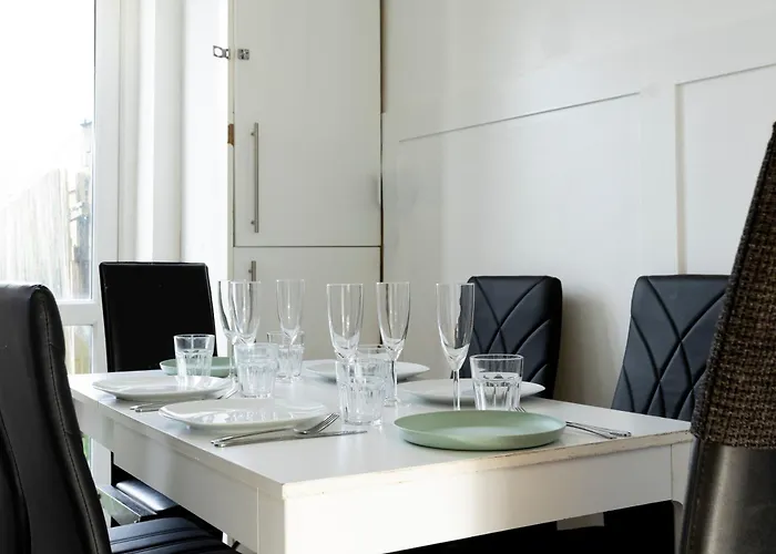 Apartamento Free Parking, Large House For Contractors & Families, Sleeps 6, 15mins To Centre Mánchester