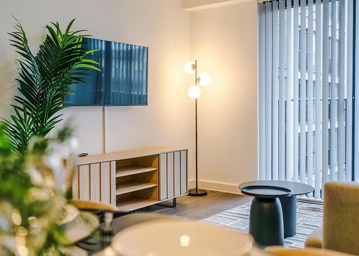 Modern 2br W Secure Parking Salford