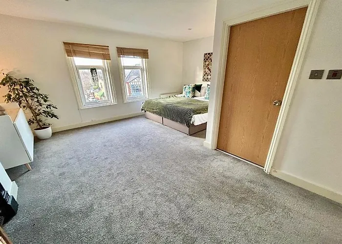 Modern 2-bed For Work