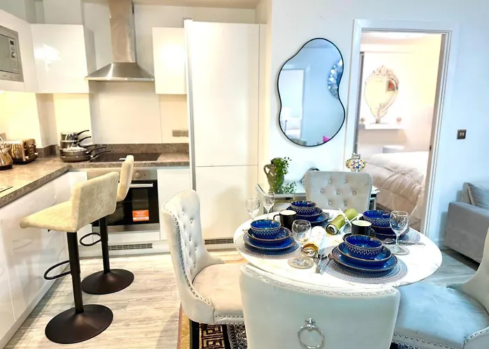 Apartment Mega12 Luxury Modern At Centre,2 Bath, 2 Toilets, 2 King Beds,-free Car Park *