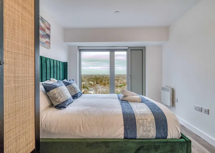 2-br Near Salford Royal - & Town Centre View - 1 Minute To Train & Tram Station - Sleeps 6 * Manchester