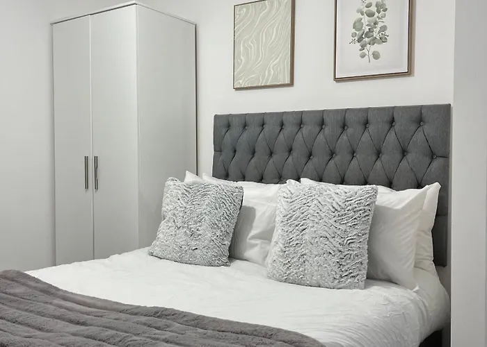 Balcony View Deluxe 2 Bed Ao Arena & Victoria Stn