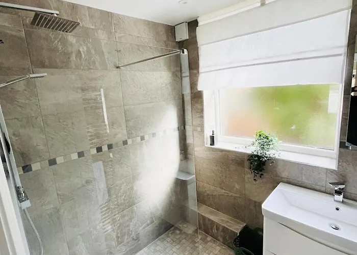 Newly Renovated 2-bedroom Appartamento