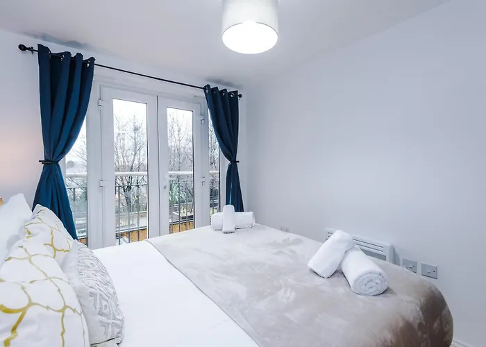 Apartamento Salford Serenity Suite - Modern & Stylish 2-Br For 6 - Balcony Views & Parking By Parydise Properties *
