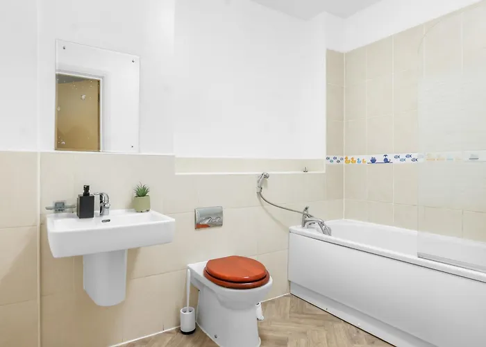 Center Base Spacious With Secure Parking * Manchester