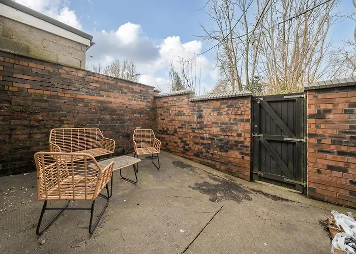 Гостевой дом Six Bedroom Group Near Mediacityuk With Garden And Lockbox Check In 3*