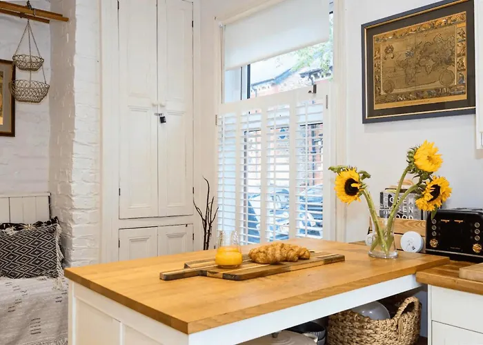 1bdr Didsbury Loft With Parking And Outdoor Space شقة *