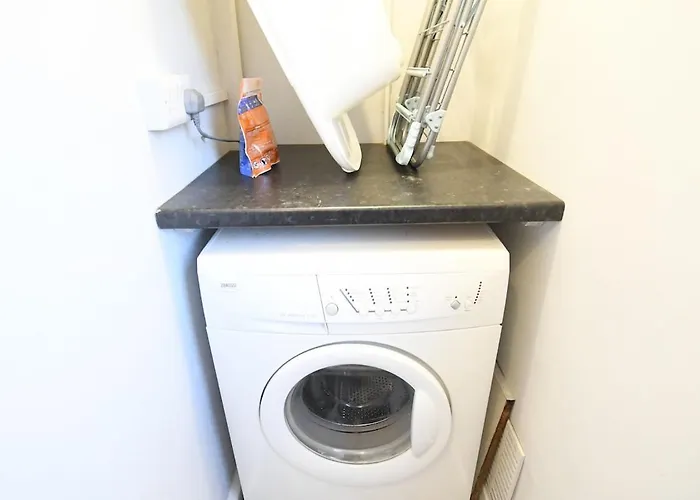 Apartment Renovated 3 Bed Near Airport And City, Free Parking Manchester