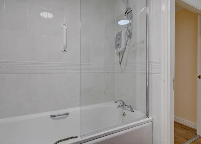 Spacious Free Parking Victoria Park - Pass The Keys 맨체스터