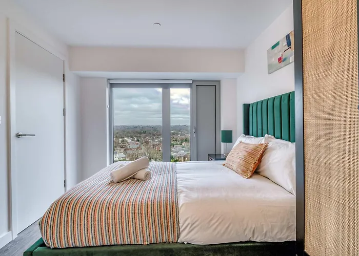 Lägenhet 2-br Near Salford Royal - & Town Centre View - 1 Minute To Train & Tram Station - Sleeps 6 Manchester