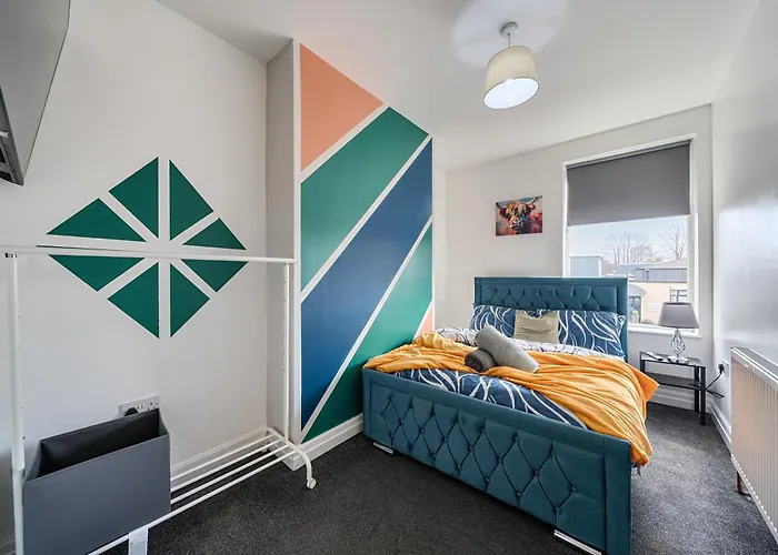 Six Bedroom Group Near Mediacityuk With Garden And Lockbox Check In