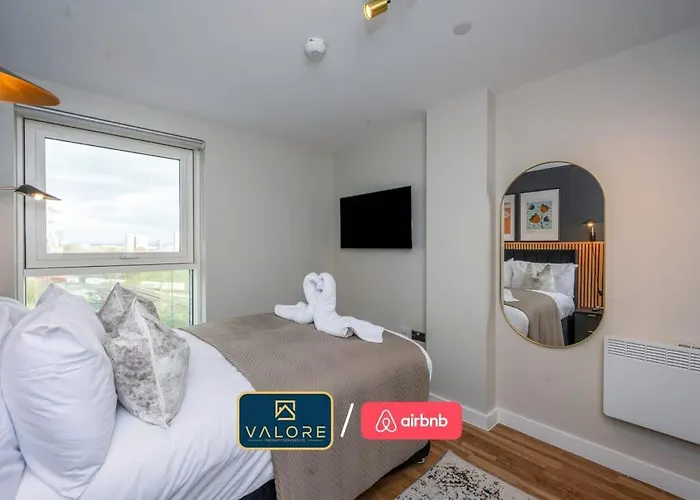 Luxury Waterfront 2br - Free Gym Access & Parking Apartment