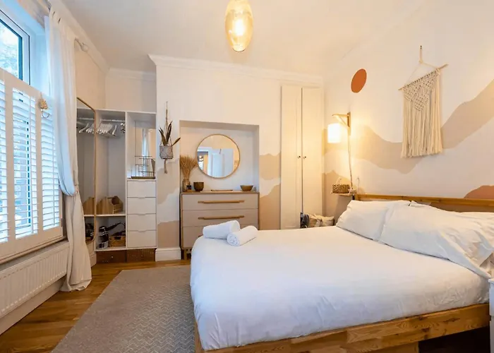 1bdr Didsbury Loft With Parking And Outdoor Space مانشستر