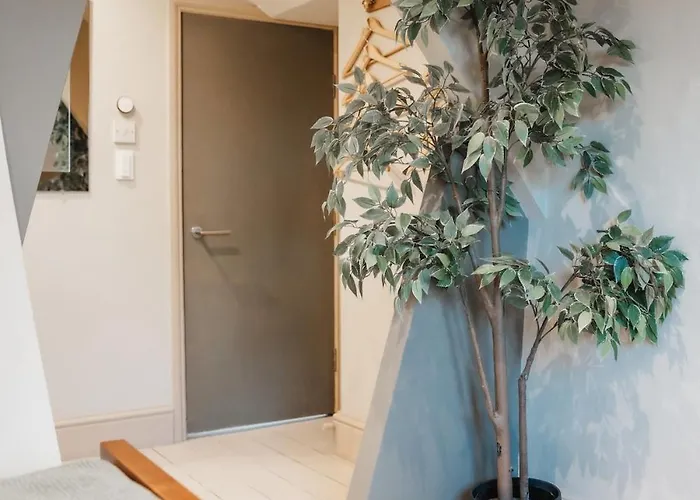 Chic Loft In Victorian House *