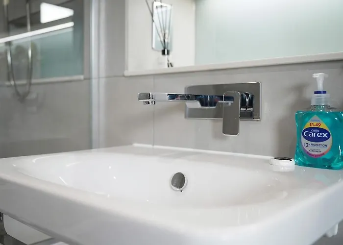 Stylish & Spacious 2 Bedroom 2 Bathroom *