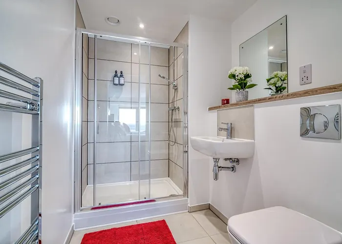 2-br Near Salford Royal - & Town Centre View - 1 Minute To Train & Tram Station - Sleeps 6 Lägenhet Manchester