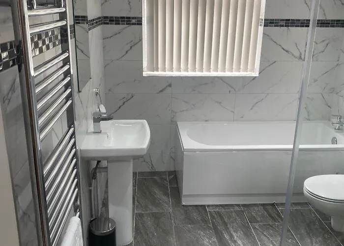 Apartman Spacious Apartment, Steps Away From Heaton Park *