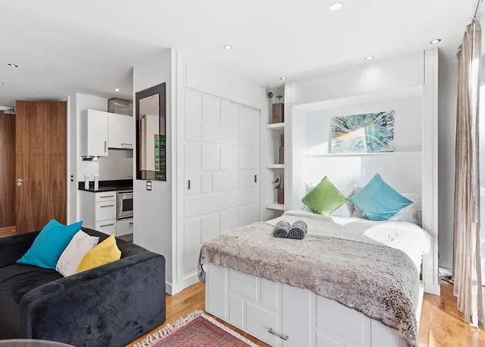 Centre 1b With Free Private Parking & Balcony