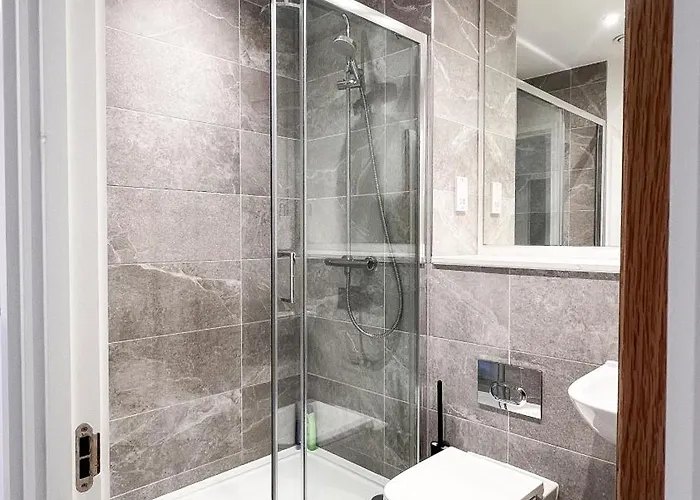 2bed 2bath Balcony Smart Tv 20mins To Airport Gym Διαμέρισμα *