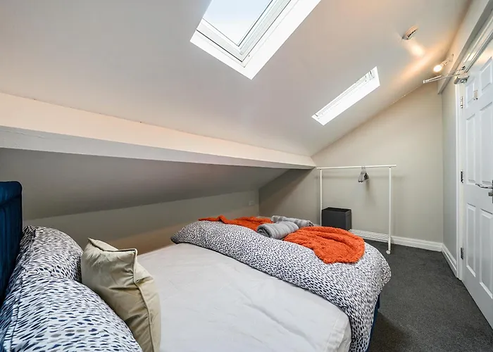 Six Bedroom Group Near Mediacityuk With Garden And Lockbox Check In Гостевой дом