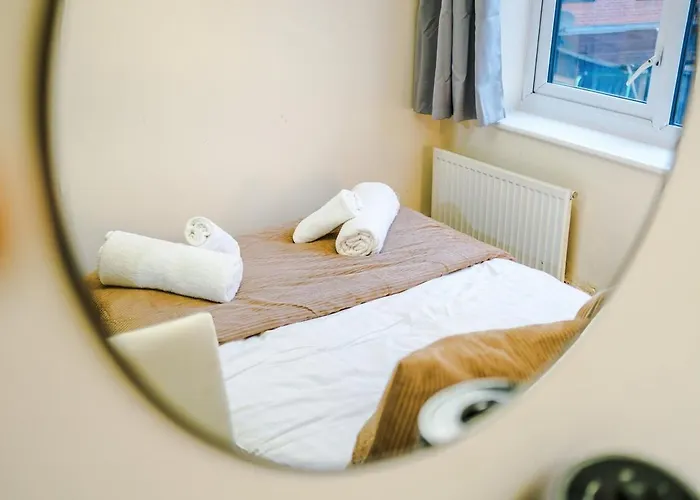 Apartament 3-Bed Gem By Parydise Properties - Spacious & Elegant Near City Centre & Etihad- Perfect For Business Or Leisure *