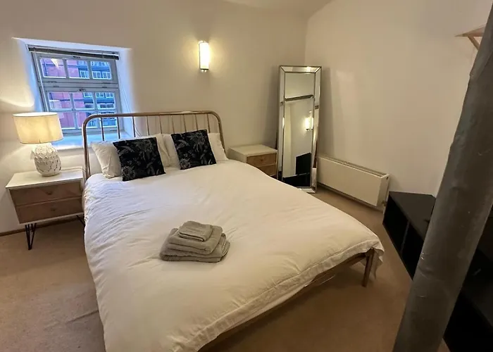 Royal Mills 2br By Torr Group Short Lets & Serviced With Free Wifi *