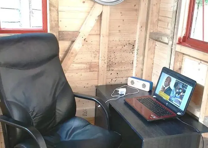 2-bed Sleeps 4 On-site Parking Manchester