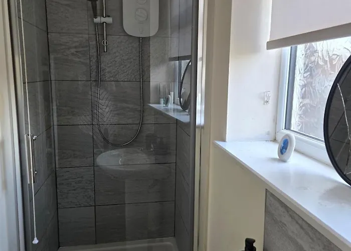 Bright 1br Garden With Fast Wifi Manchester