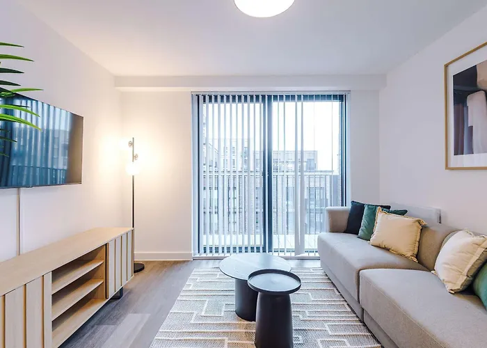 Modern 2br W Secure Parking Salford