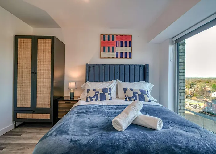 2-br Flat - & Town Centre View -1 Minute To Train & Tram Station - Sleeps 5 Lägenhet