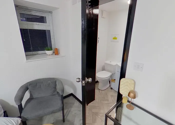 Stylish Modern Near Mediacityuk & Centre - Free Parking - Sleeps 2 Enjoy *