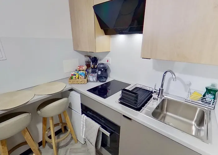 Stylish Modern Near Mediacityuk & Centre - Free Parking - Sleeps 2 Enjoy *