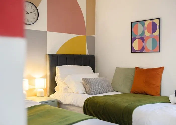 Spacious 3 Bed - Parking, Wi-fi & Garden * Manchester