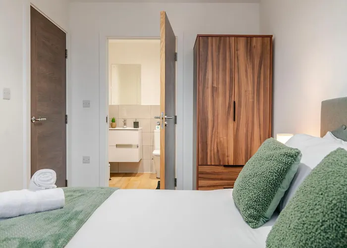 Modern 2-bed, 2-bath Near Old Trafford, Free Parking, Ideal For Contractors And Long *