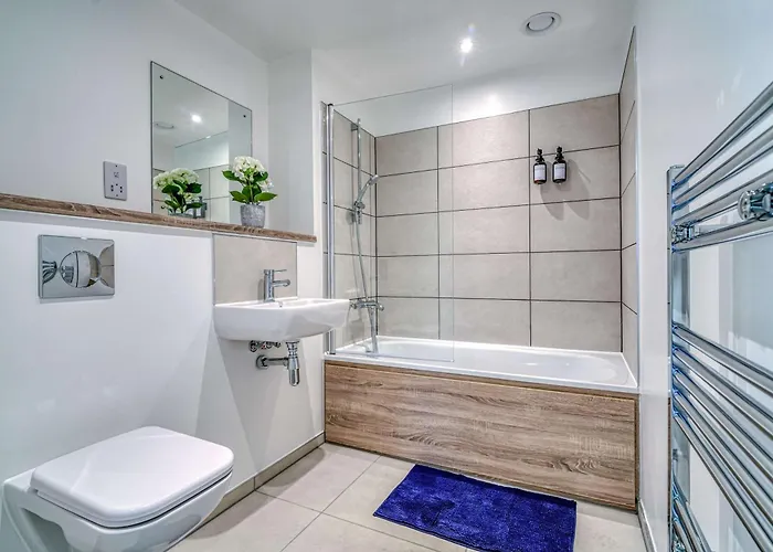 2-br Flat - & Town Centre View -1 Minute To Train & Tram Station - Sleeps 5 *