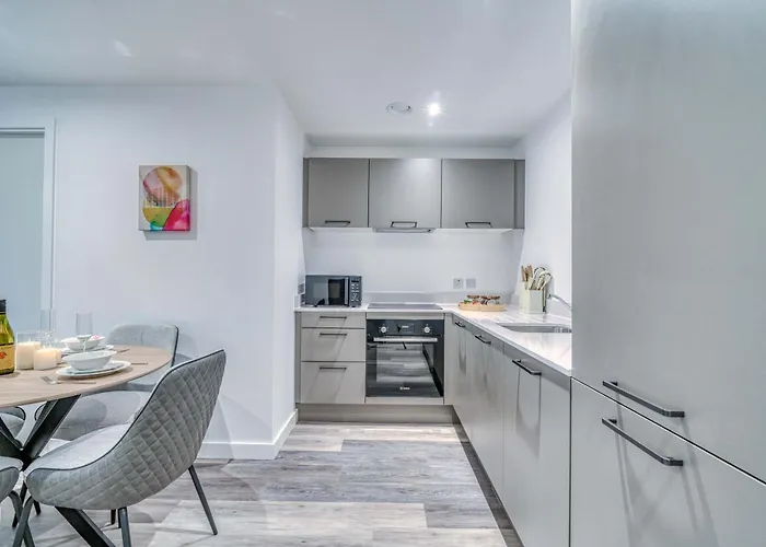 2-br Near Salford Royal - & Town Centre View - 1 Minute To Train & Tram Station - Sleeps 6 Lägenhet Manchester