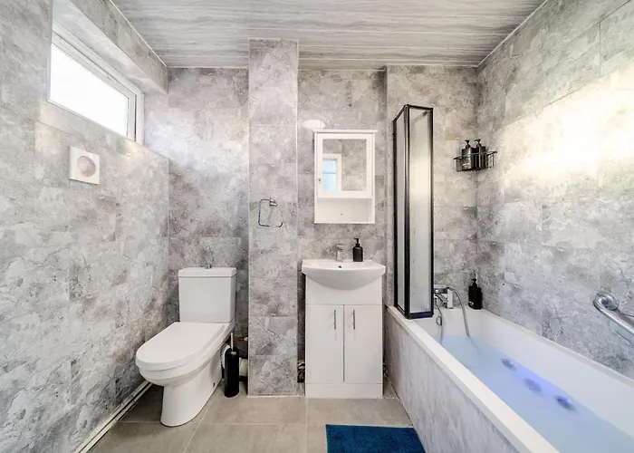 Stylish Urban Escape With Free Parking In * Manchester