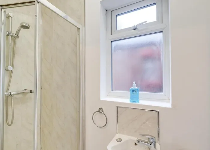 Spacious 4 Bedroom House With Pacman,darts, Netflix By Vista Short Lets * Mánchester